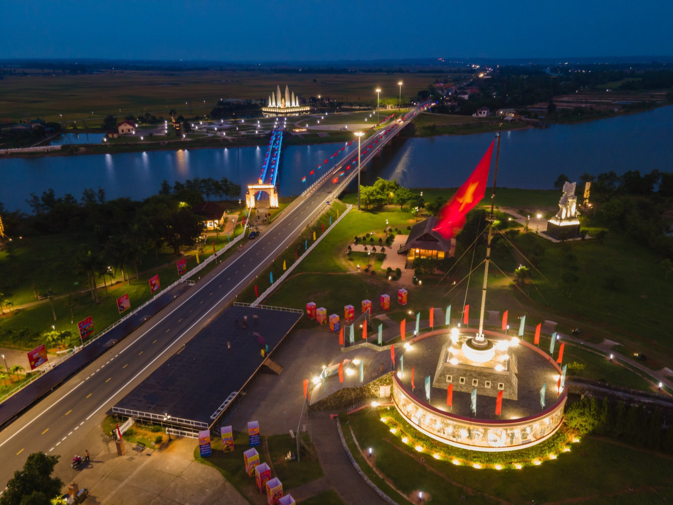Đ&ocirc;i bờ Hiền Lương - Bến Hải, nơi chứng kiến nỗi đau chia cắt đất nước - Ảnh: Ho&agrave;ng T&aacute;o